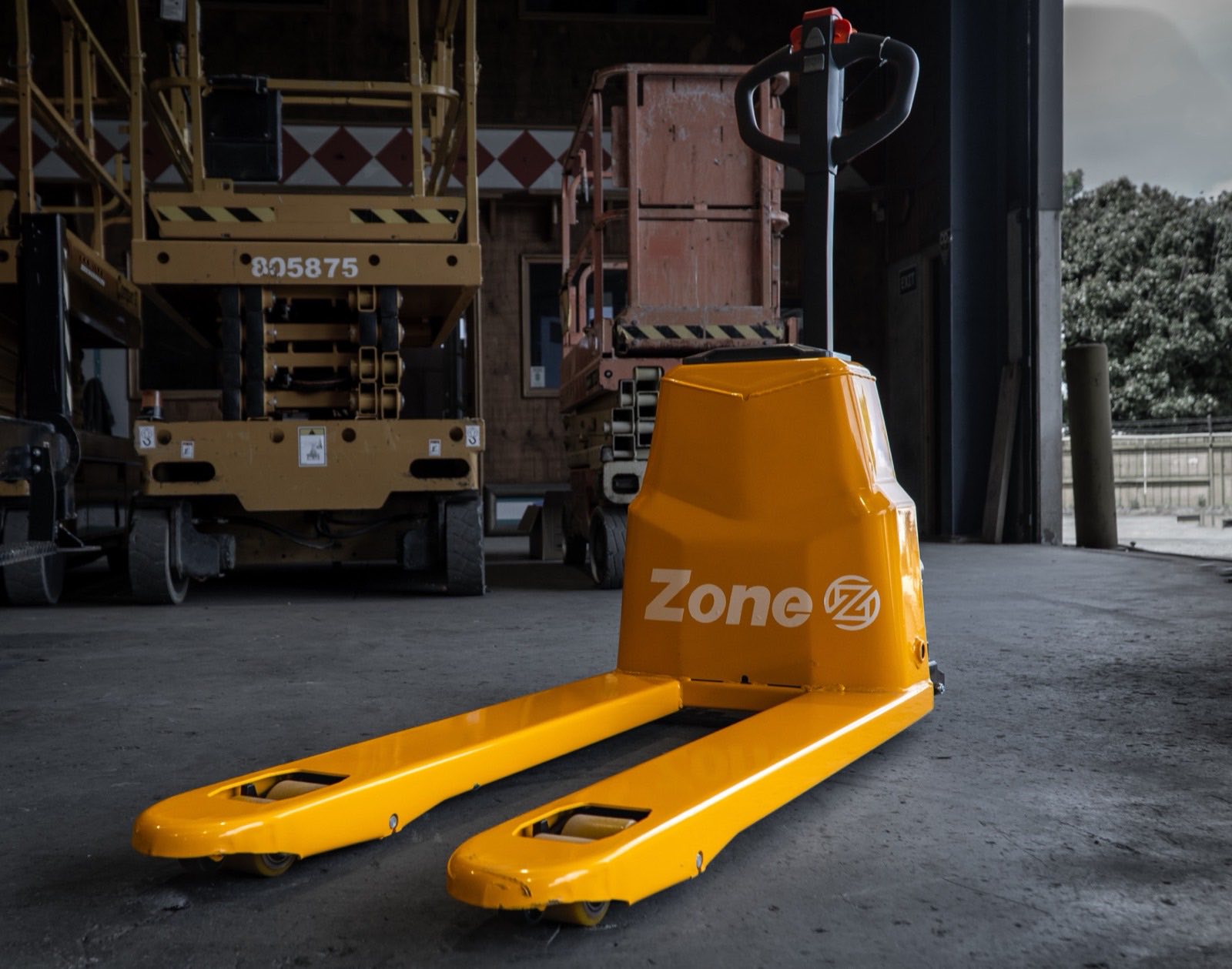 Zone electric pallet truck in the workshop