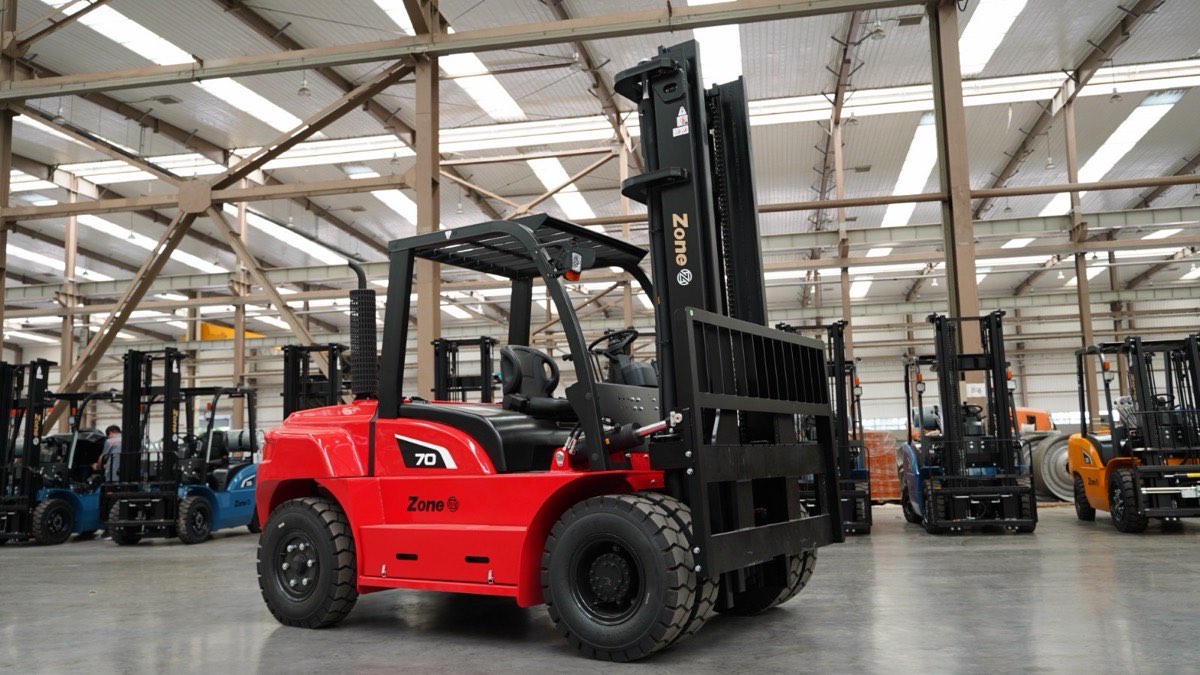 Zone diesel counterbalance forklift in a warehouse