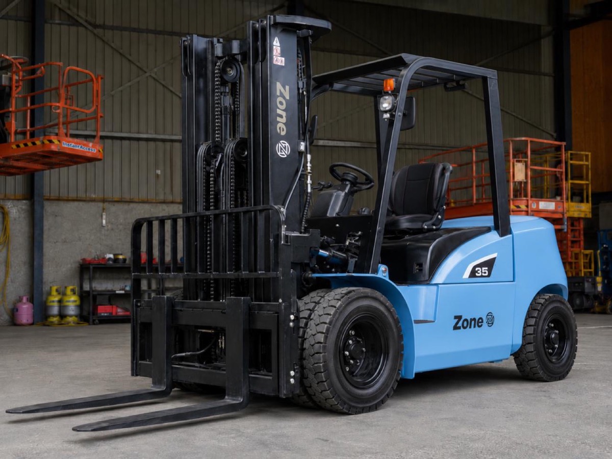Zone dual-wheel diesel forklift in the workshop