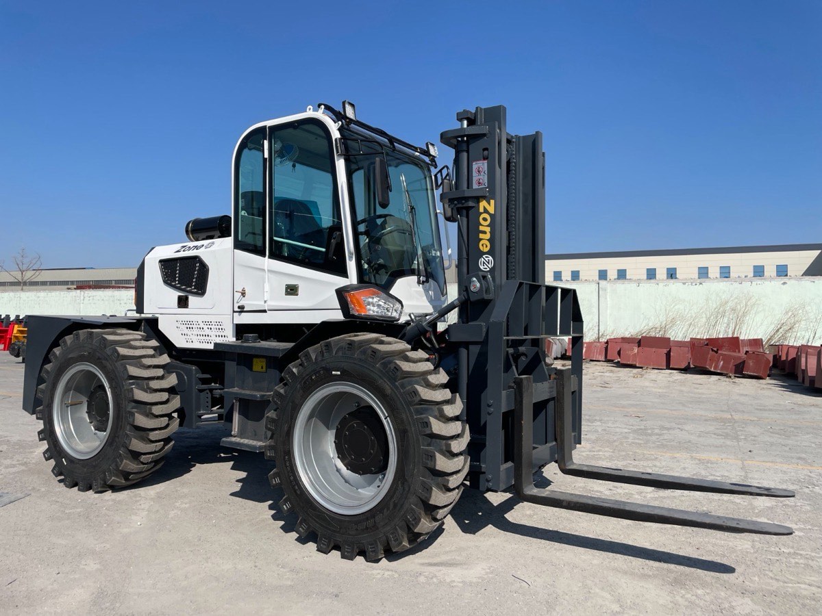 Zone four-wheel-drive rough terrain forklift outdoors